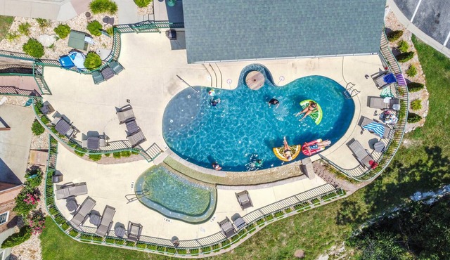 Stone Cliff Relaxation w/Resort Amenities! in Branson