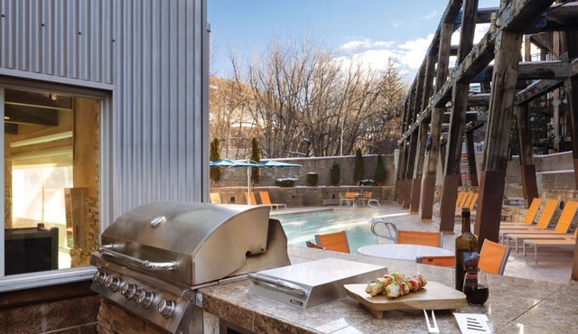 Studio hotel suites ski in/ski out on Main St. in Park City. Available 3/18-3/21