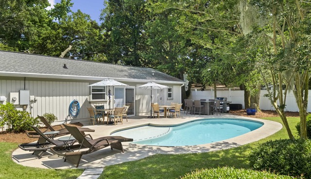 Stunning Beach Home/Private pool with large backyard/7 Min walk to beach in Hilton Head Island