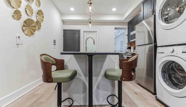 Stylish Studio Sleeps Four | 10 mins to DT (B)