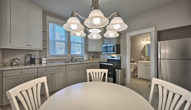 Suites on Seneca - Lovely 2 Bed/1 Bath Apartment