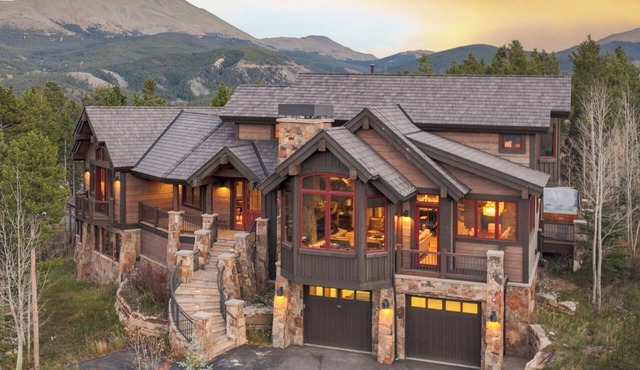 Summit Serenity: Pup-Friendly! Hot Tub, Private Shuttle, One Ski Hill Access