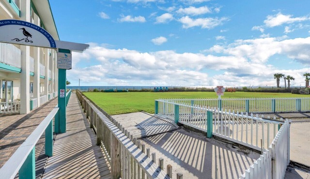 SUN-DAZE | Renovated 3bed Home & WALK TO BEACH!