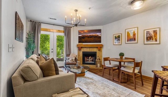 Sunny Mountain Condo Near Pool Sleeps 8 |Moose Mgmt 4104