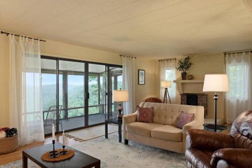 Sunrise Mountain Retreat- Getaway in Jasper with a Hot Tub in Jasper