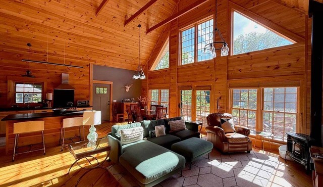 Sunset River Views, SIP, Spotless, Sleeps 8 in Housatonic