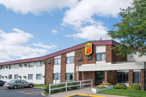 Super 8 by Wyndham Brooklyn Center/MPLS in Brooklyn Center