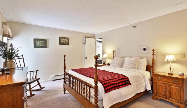 The Birch Ridge- Colonial Maple Room #1 - Queen Suite in Renovated Killington Lodge home