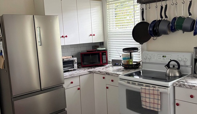 The Gallery- Bright Sunny 2 Bedroom Apartment minutes from Downtown Northampton in Northampton
