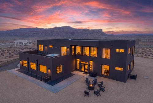 The Highlander - Luxe Hot Tub Firepit Views