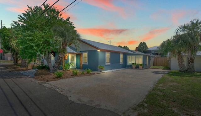 The Lost Pearl ~ Historic Dog-Friendly Cottage by Private Bid-A-Wee Beach