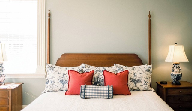 The Professor's Suite: Classic Historic Stay with a King Bed
