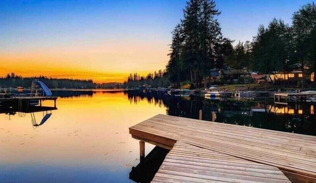 This house is a 4 bedroom(s), 2 bathrooms, located in Sammamish, WA.