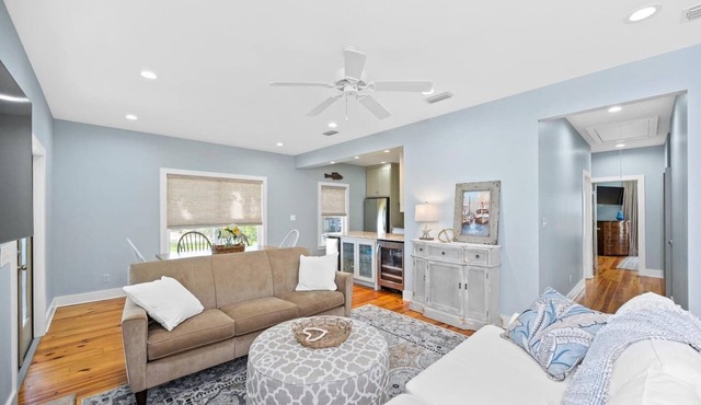This quiet, cozy cottage on Mobile bay features a screened porch, Outdoor Grilling, Private pier, Bunk Beds and Sleeps 8!