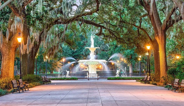 Timeless Historic Victorian Home w/Balconies - Downtown - Iconic Forsyth Park