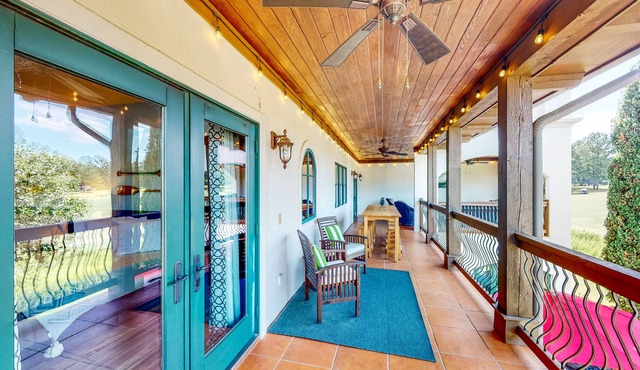 Top-Floor Lake Oconee Condo with Fairway-View Balcony, Grill - Full Kitchen