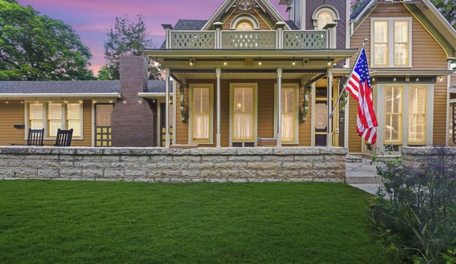 Tower House Inn: Charming 3BD/2.5BA BNB w/Private Parking & Walk to Downtown