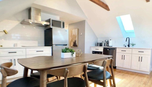 Unique Cathedral Ceiling Condo W/D, Parking in Arlington