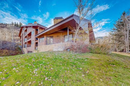 Unique stay a walk from the lifts with jetted tub fireplace & mountain views