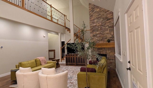 Upper River Cottage - Main Floor & Upstairs, hot tub, near SF River trail & park
