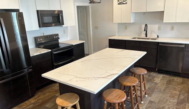 Loaded Kitchen Sleeps 6, Seats 10 Walk to Dining 15 Min to Stowe Mountain