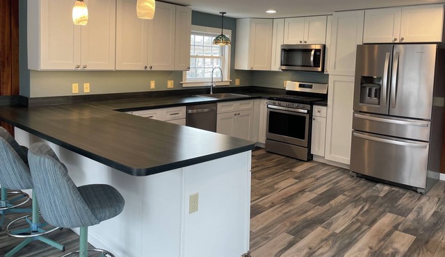 Clean 3br apt. Historical Waterbury Village. Nearby Stowe and Sugarbush skiing.