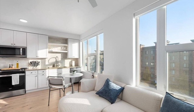 Vibrant 1BD 1BA w/Pool, Gym, HTub, Bowling + More!