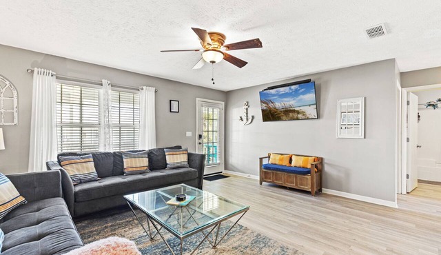 Walk to Beach 2BR Sleeps 7 Pool + Beach Gear