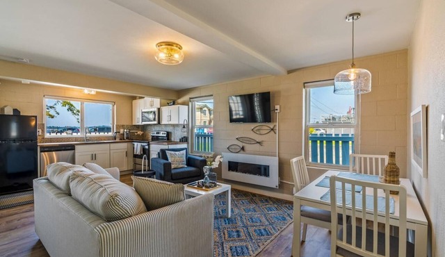 Water view, beach access, WIFI. PCB in Blaine