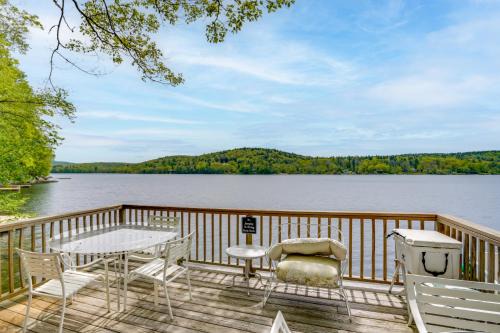 Waterfront Berkshires Studio w/Dock on Goose Pond in Lee