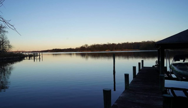 Waterfront Escape w/Private Pier Minutes to BWI in Glen Burnie