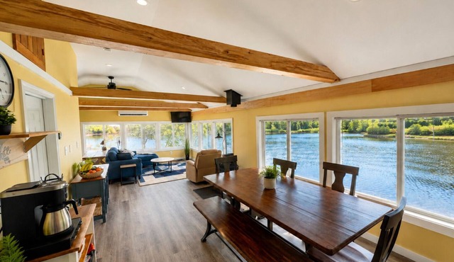 WATERFRONT FAMILY RETREAT - PRIVATE BEACH, DOCK & KAYAKS in Brookline