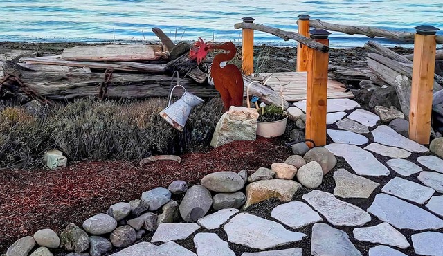 Waterfront, Patio, Beach, Cottage, Pets OK in Sequim
