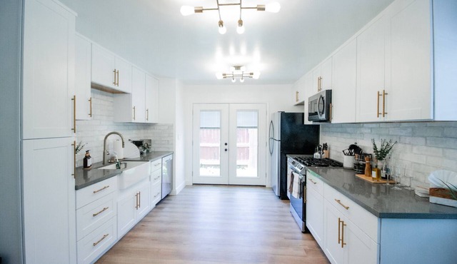 Welcoming & Modern 3BD/2BA Home - Close to SpaceX, LAX, Beaches, & more! in Lawndale