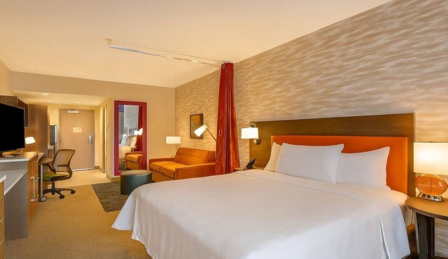 Where Comfort Meets Luxury! Swimming Pool, Kitchenette, Pets Allowed! in Winter Garden