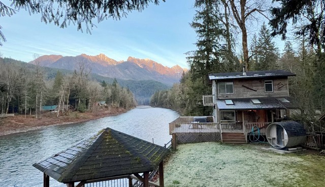 Wild Sky river cabin above the Skykomish