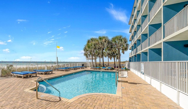 Your Ultimate Leisure Stay Near Gulf World Marine Park! 4 Relaxing Units, Pool
