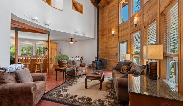 Yurt Inspired Home,Great Back Deck, Adventure Close!
