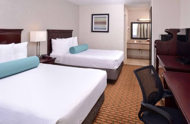 Amazing Find! Two Cozy and Clean Units, Pool, Breakfast, Parking, Shuttle