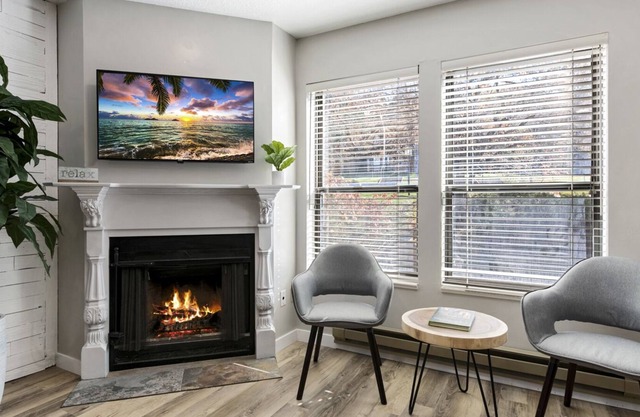 Relaxing, cabin-style, two-story Eden condo