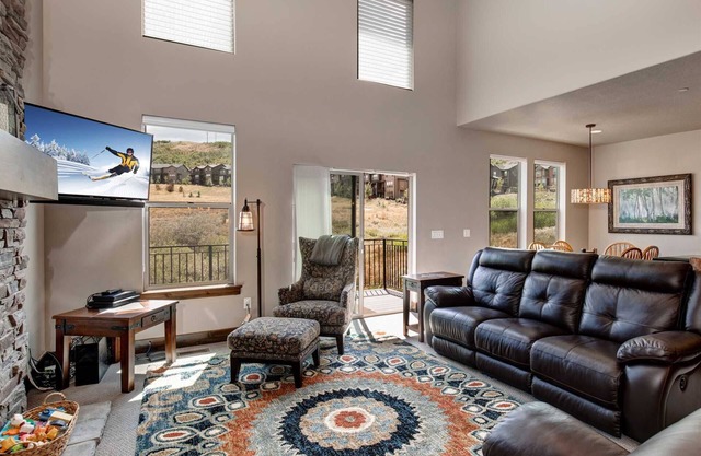 Retreat 13548 by Moose Management-Views! Private Hot Tub-Firepit-Gym-Near SKI
