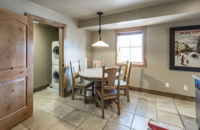 Well-Appointed Jupiter Inn rental. Winter in-town shuttle & community hot tub. C