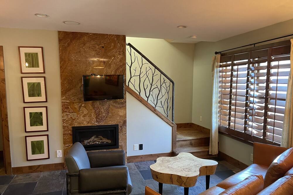 Downtown Park City Cottage | The Pearl of Park City by Avantstay Remarkable Home in Old Town w/ Hot Tub