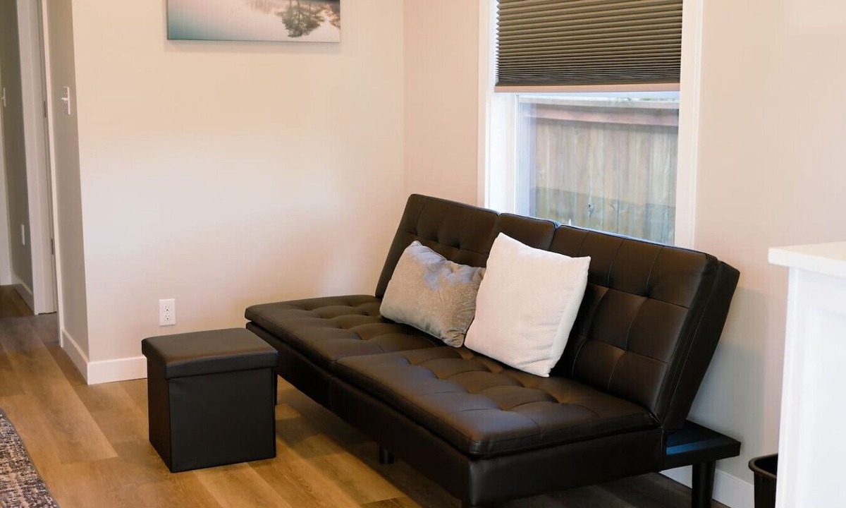 Monroe Cottage | Skyriver Escape Riverfront With Hot Tub