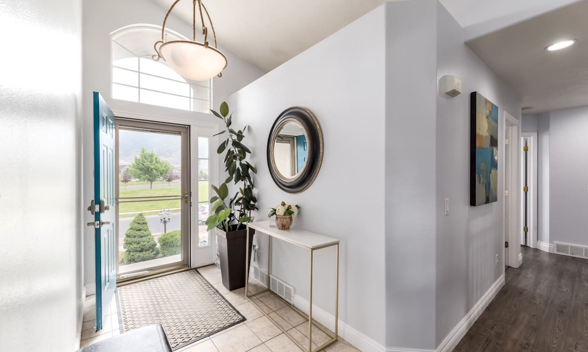 Farmington House | Farmington Gem 6BR Private Fenced Yard Sleeps 15