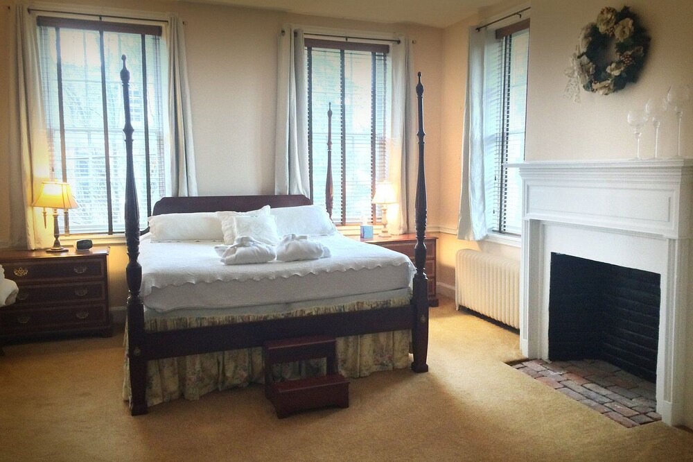 Marietta Bed & Breakfast | Ascot Bed & Breakfast Sleeps up to 16+