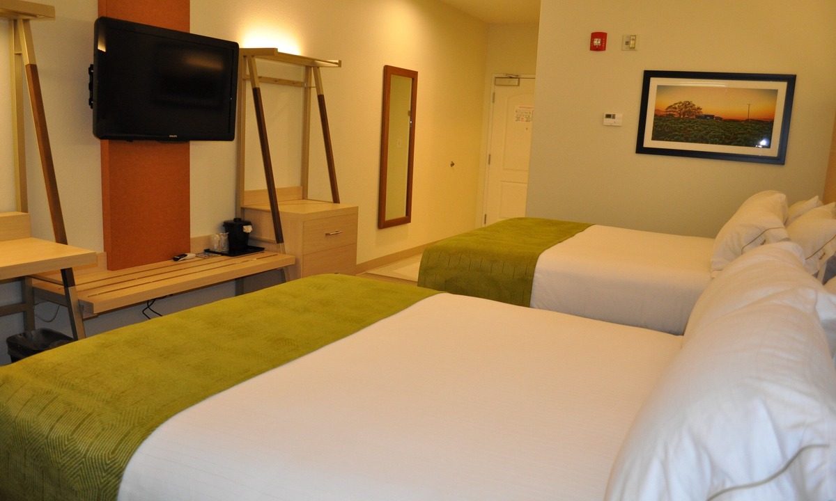 Price Hotel | Holiday Inn Express & Suites Price by IHG