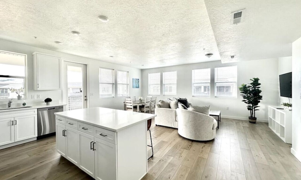 West Jordan Apartment | Top Floor Luxury Condo