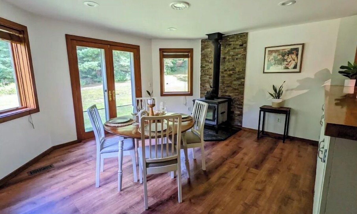 Hyde Park House | 30 mins to Smuggs and Stowe! Tons of room for family and pets!
