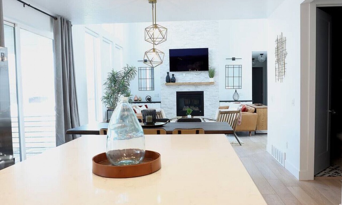 Riverton House | Private Getaway with Theater Room, Hot Tub, Dry Sauna, 7 bedrms, 4 bathrms